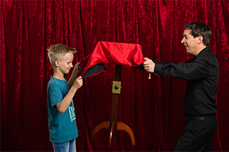 Kindershow mit fliegendem Tisch in Aachen